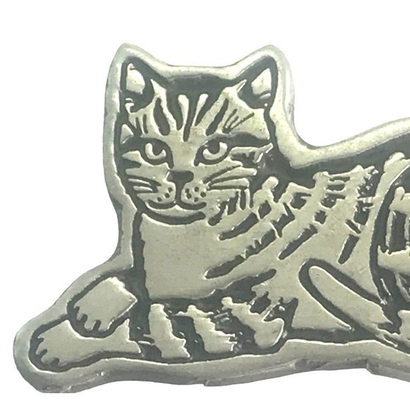 Unique Signed Vintage Pewter Tabby Cat Brooch - Picture 2 of 3